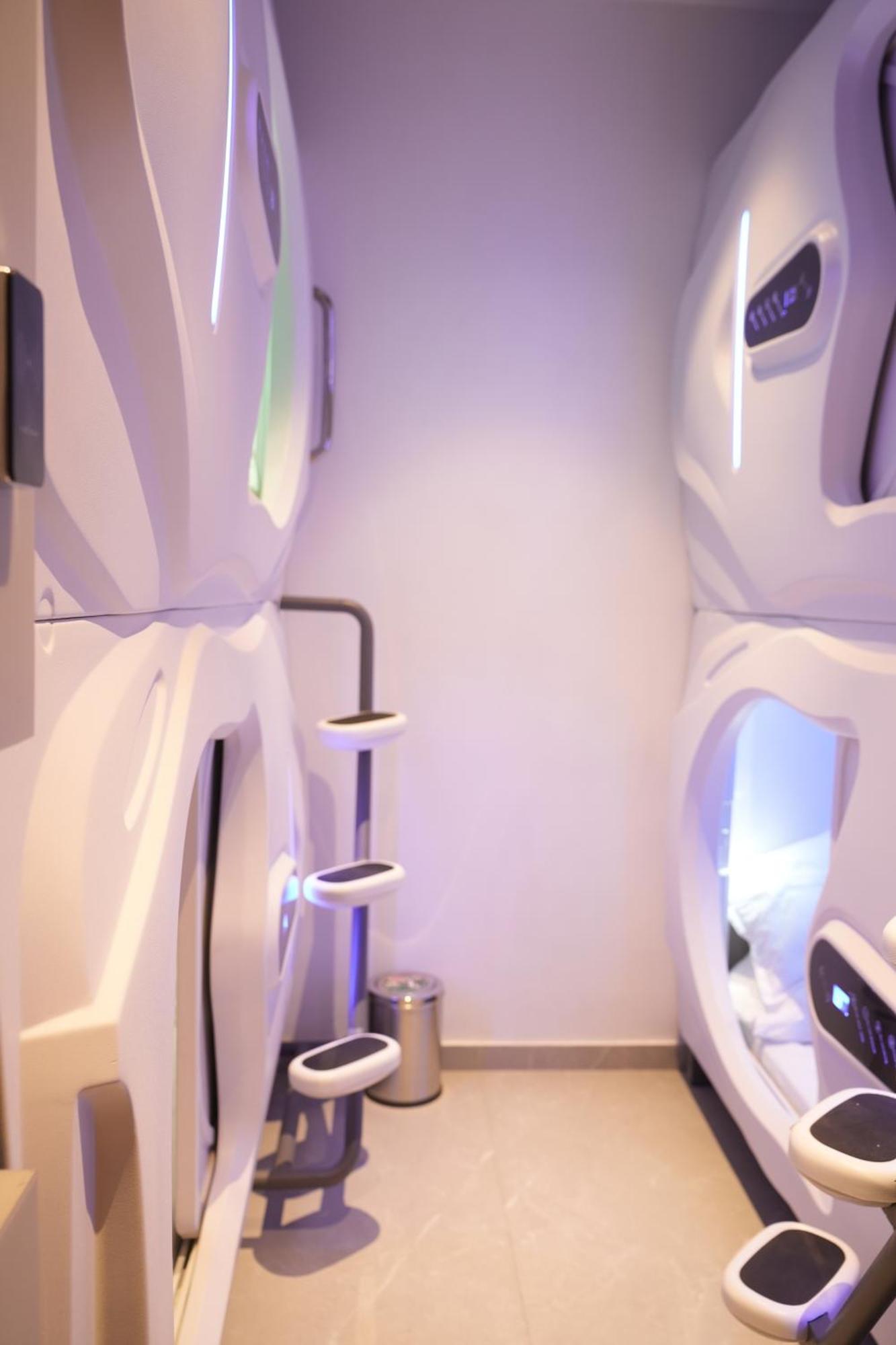 Capsule hotel Dg Pods *